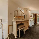 The Trelawney Hideaway Бристоль